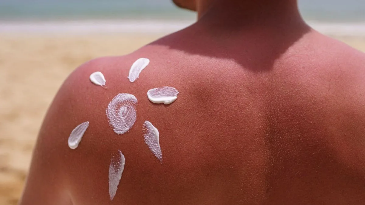 cara reapply sunscreen: 1. Pilih Formula Sunscreen yang Kompatibel dengan Makeup