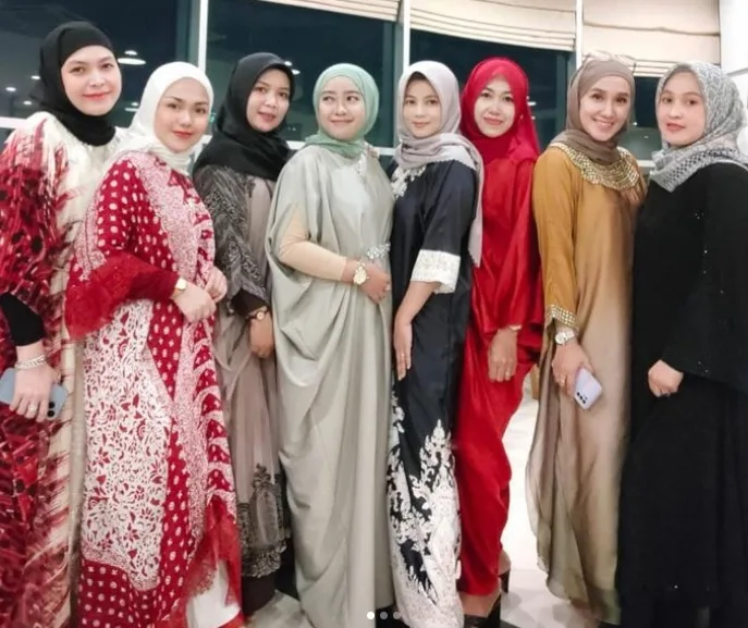 adab berpakaian muslimah syar'i
