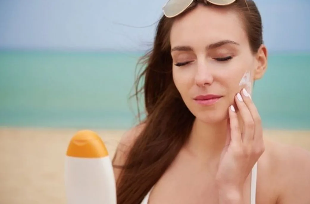 cara reapply sunscreen