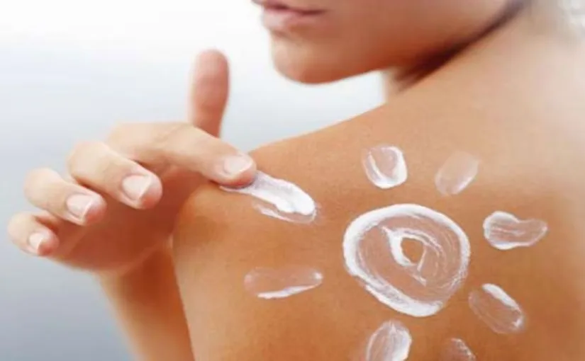 cara reapply sunscreen: 2. Gunakan Sunscreen Spray Wudhu Friendly untuk Lapisan