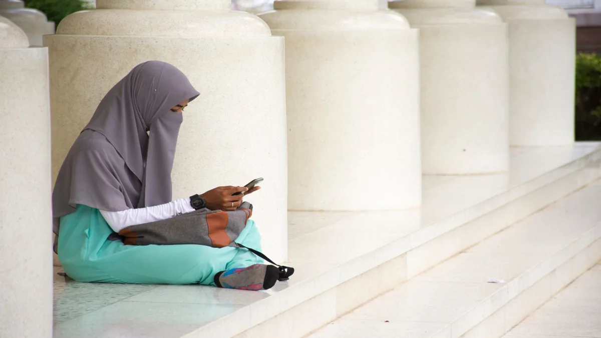 adab bertutur kata wanita muslimah