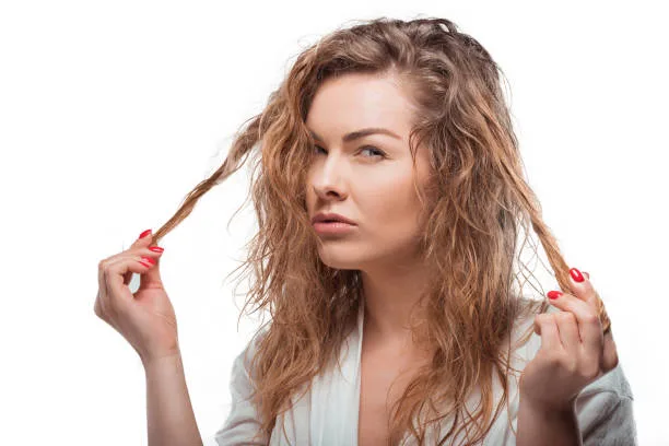 Kesalahan yang Membuat Rambut Bercabang Makin Parah