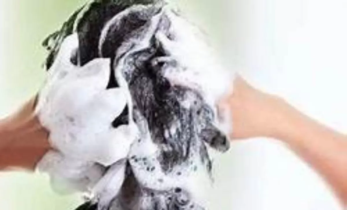 apakah boleh keramas saat haid: Rambut Rontok saat Haid Dikumpulkan: Adat atau Ajaran?