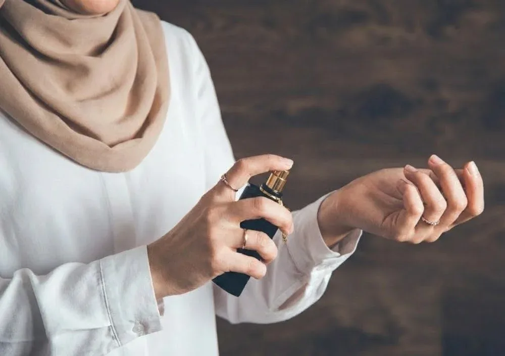parfum wanita dalam islam: Hadist Larangan Parfum Wanita: Memahami Teks dan Konteksnya