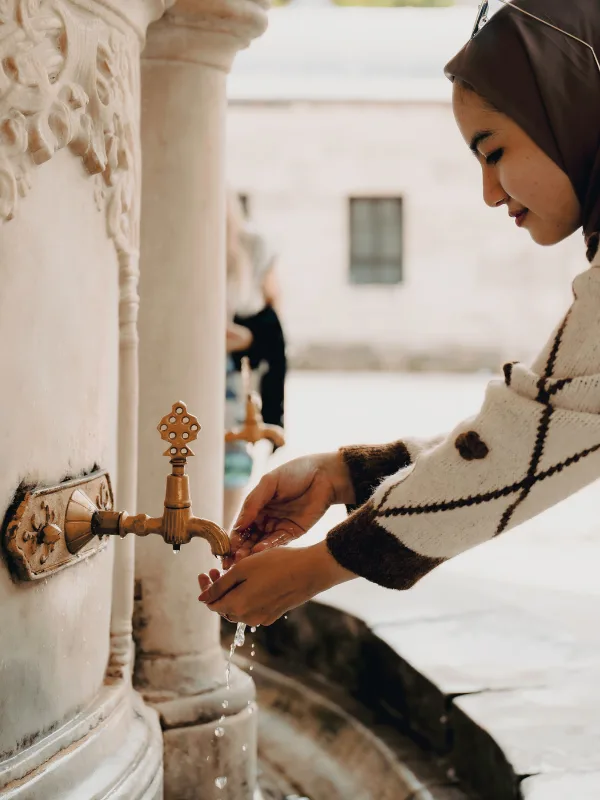 ciri skincare wudhu friendly - Rutinitas Skincare Harian yang Menjaga Wudhu Tetap Sah