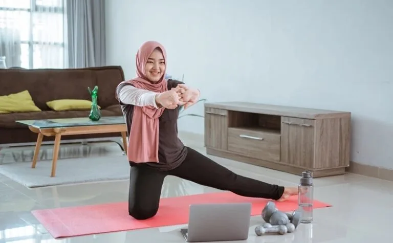 olahraga ringan di rumah untuk wanita: 5 Gerakan Olahraga Ringan di Rumah untuk Menjaga Tubuh