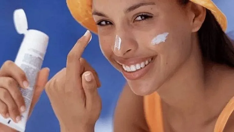 cara reapply sunscreen - Pertanyaan yang Sering Muncul Soal Reapply Sunscreen saat