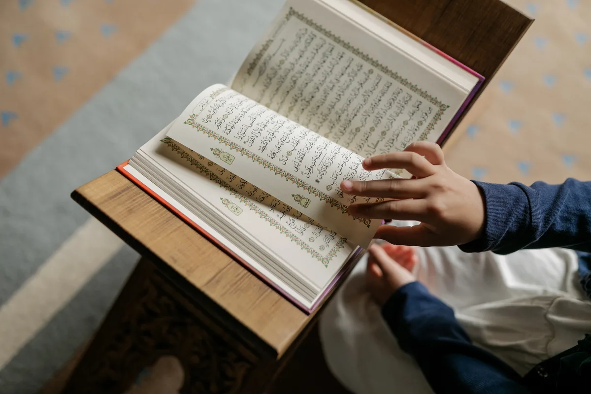 kebiasaan membaca al quran setiap hari: 7 Keberkahan Membaca Al-Qur'an Setiap Hari bagi Perempuan