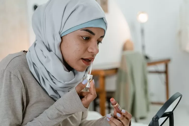 hukum makeup dalam islam - Apakah Makeup Membatalkan Wudhu? Ini Penjelasan Fikihnya