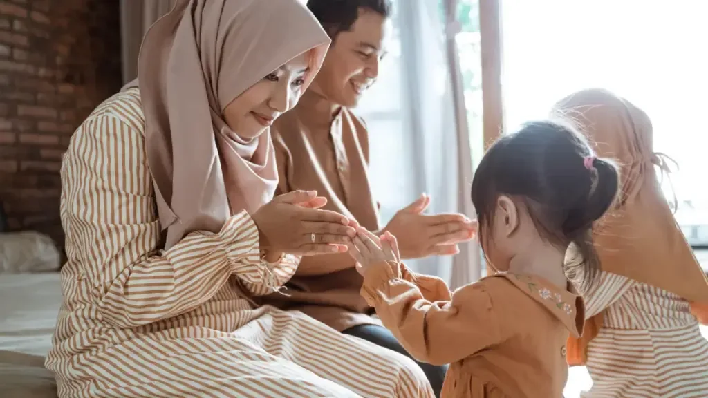 menjaga silaturahmi dengan keluarga: Praktik Silaturahmi bagi Wanita Karier dan Ibu Rumah Tangga