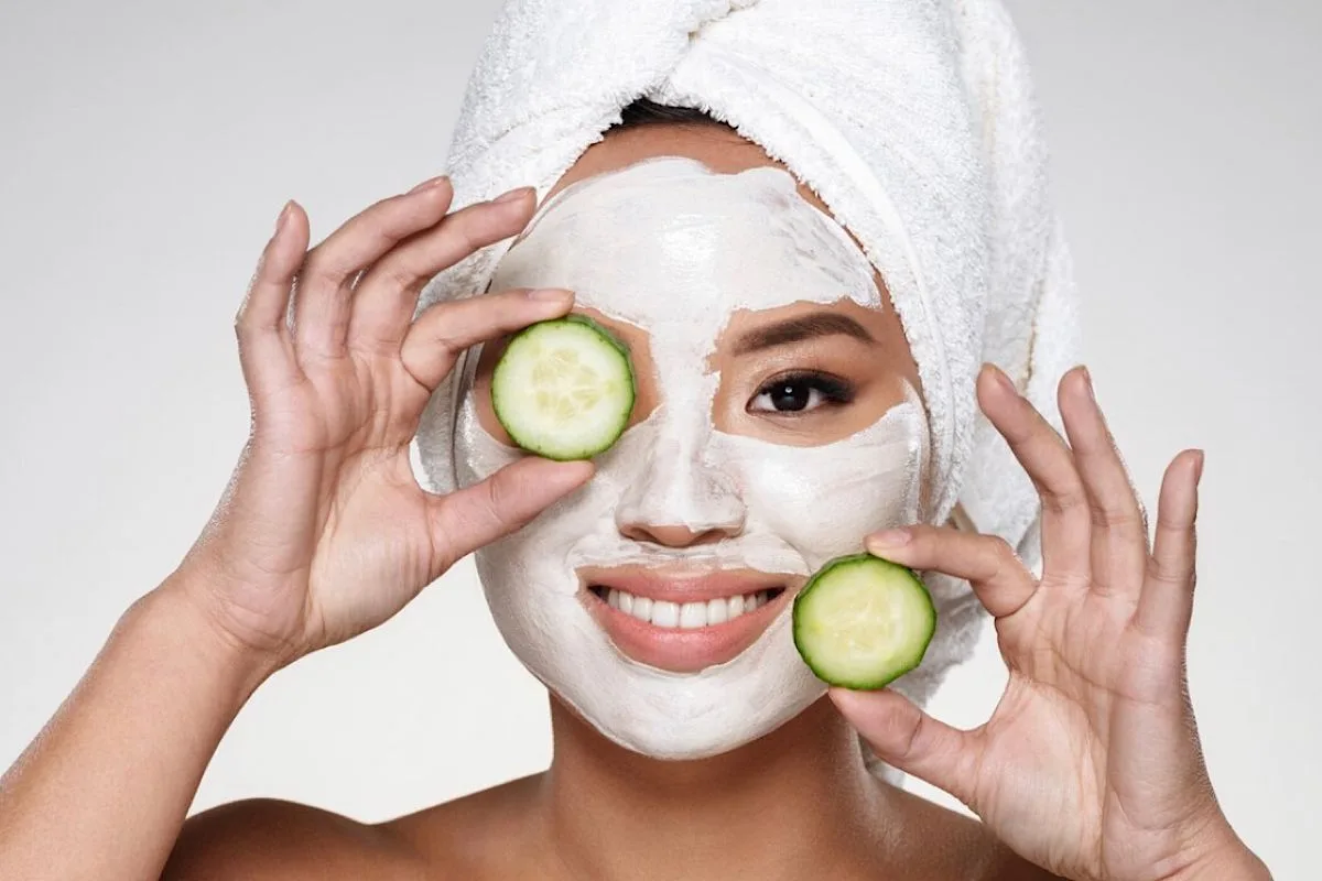 masker wajah alami - Resep 4: Tanah Liat dan Teh Hijau untuk Kulit Berminyak