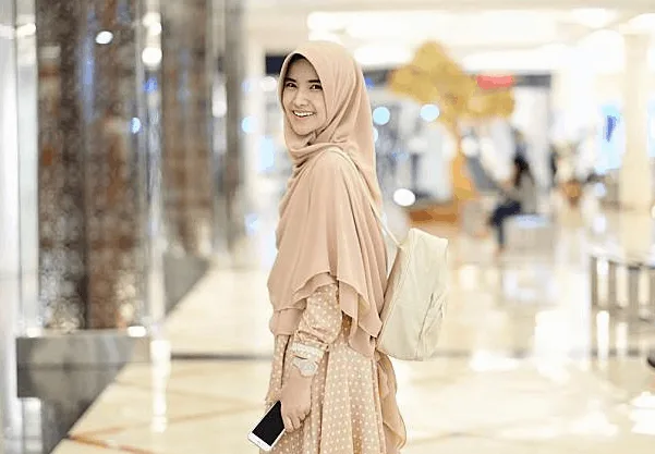 adab berpakaian muslimah syar'i - Membangun Kesadaran, Bukan Sekadar Mengikuti Aturan